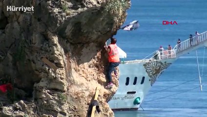 Atatürk posterini falezlere asmak isterken zor anlar yaşadı