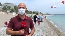Antalya'da turistler Konyaaltı Sahili'ne akın etti
