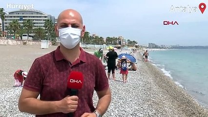 Antalya'da turistler Konyaaltı Sahili'ne akın etti