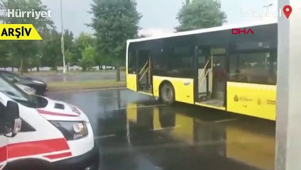 Kartal'da İETT otobüsünün duraktaki bisikletlilere çarptığı anlar kamerada