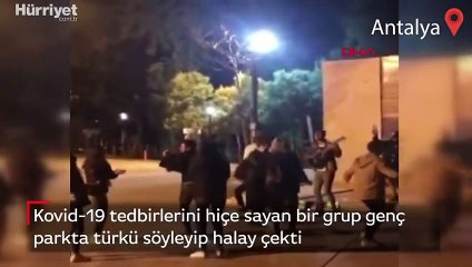 Kovid-19 tedbirlerini hiçe sayan bir grup genç parkta türkü söyleyip halay çekti
