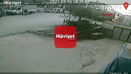 Kamyondan yola düşen sunta yığını kayarak geldi! Son anda kurtuldular