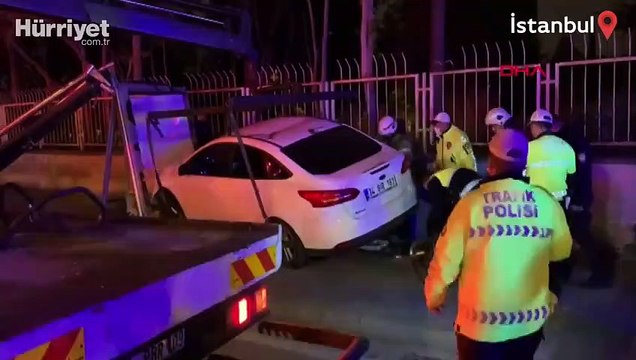 İstanbul'da otomobil otobüs durağına daldı! Ölü ve yaralılar var