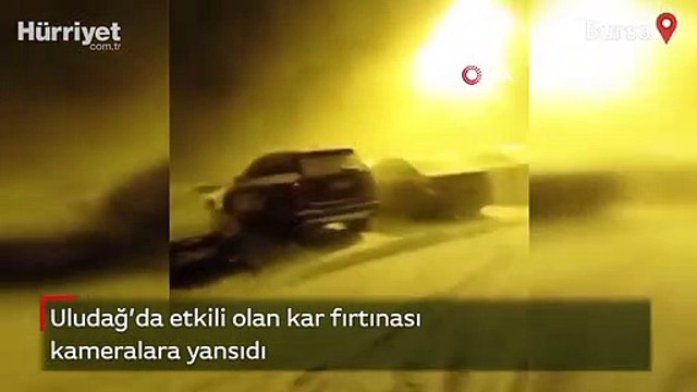 Uludağ’da gece etkili olan kar fırtınası kamerada