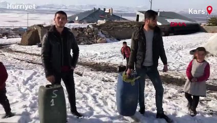 Karslı gençlerin su bidonuyla kayak keyfi