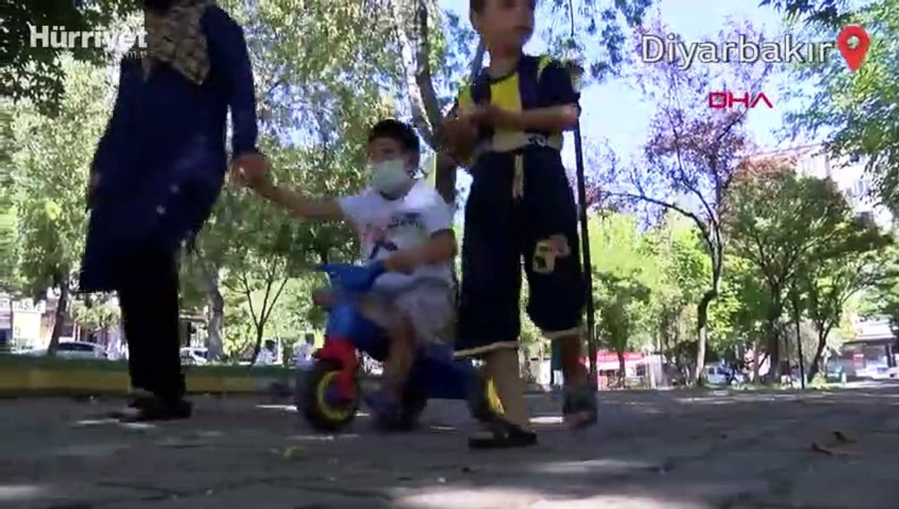 Yürüme engelli Akın'ın 3 tekerlekli bisikletle zorlu eğitim yolculuğu