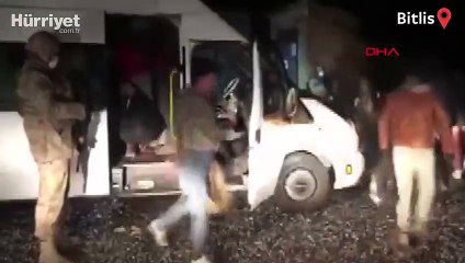 15'er kişilik iki minibüsten 63 kaçak göçmen çıktı