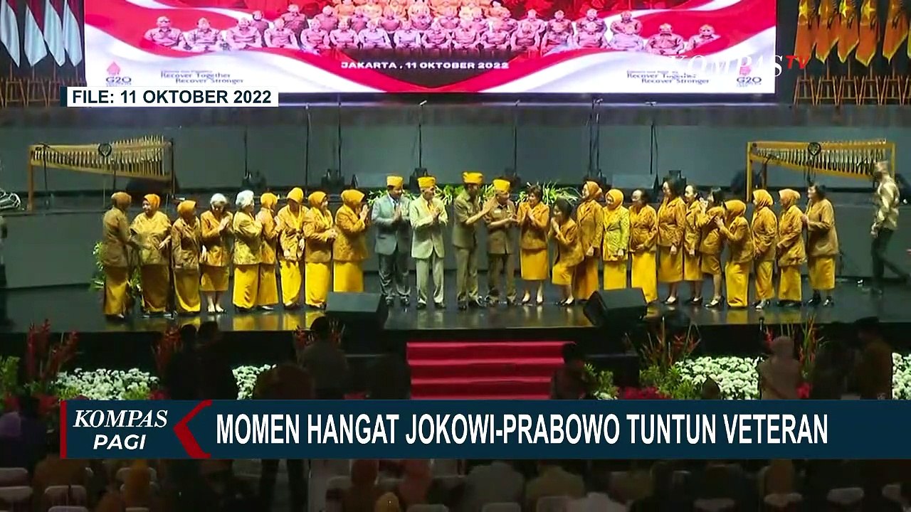 Momen Jokowi dan Prabowo Tuntun Veteran ke Panggung