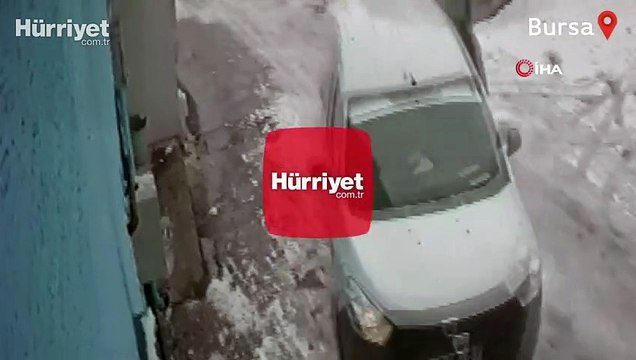 Buzlanan yolda kayan aracı elleriyle tutarak durdurmaya çalıştı