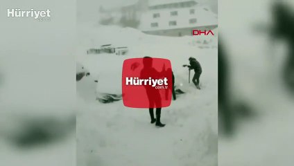 Saklıkent'te park halindeki araçlar kara gömüldü