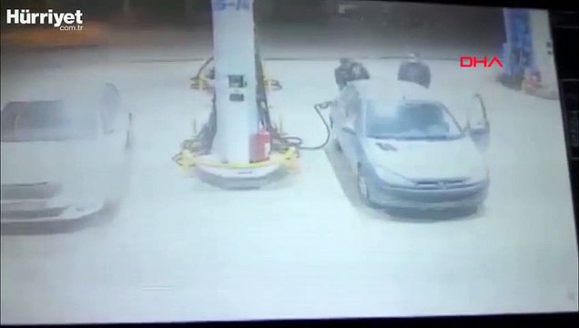 Akaryakıt istasyonundaki görevli, kamyondan fırlayan lastikten koşarak kurtuldu