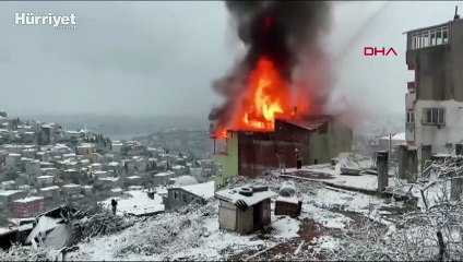 Üsküdar'da 3 katlı binanın çatısı alev alev yandı