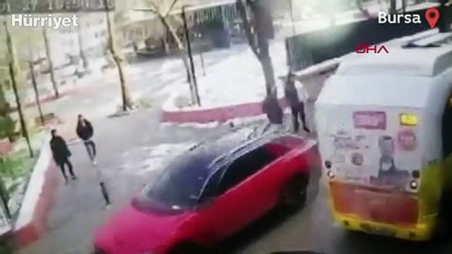 Bursa'da otobüse kartopu atan çocukları kovalayan otobüs şoförü bıçaklandı