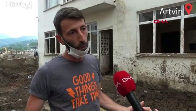 Arhavi'deki selde mahsur kalan çiftin zorlu kurtuluşu kamerada