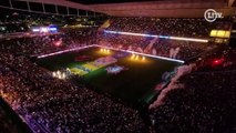 Presidentes da FIFA e da CBF entram no gramado da Neo Química Arena com a taça da Copa do Brasil