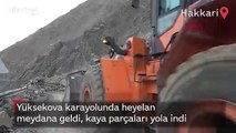 Yüksekova karayolunda heyelan meydana geldi, kaya parçaları yola indi