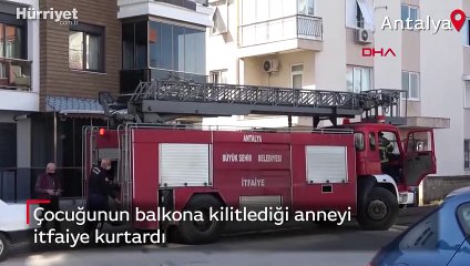 Çocuğunun balkona kilitlediği anneyi itfaiye kurtardı