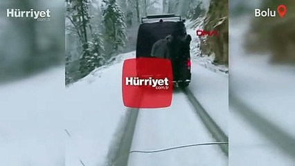 Minibüsün tamponuna binen gençler canlarını hiçe saydı