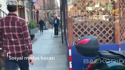 Koltuk değnekleriyle yürüdü