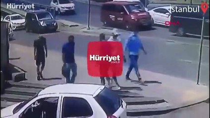 Fatih'te onlarca kişinin içinde gasp girişimi kamerada!