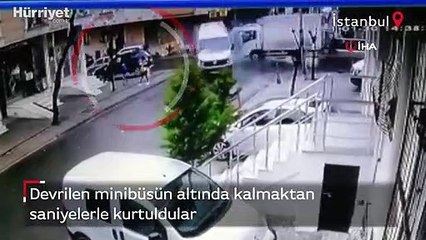 Devrilen minibüsün altında kalmaktan son anda kurtuldular
