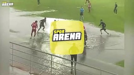 Antalyaspor U19 ile Trabzonspor U19 maçında zeminde biriken 'su' tepkiye neden oldu