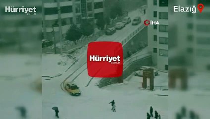 Elazığ'da kar yağışı etkili oldu, rampada kayan araçlar birbirine böyle çarptı