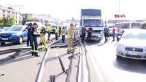 Bakırköy'de kamyon, metrobüs bariyerlerine çarptı