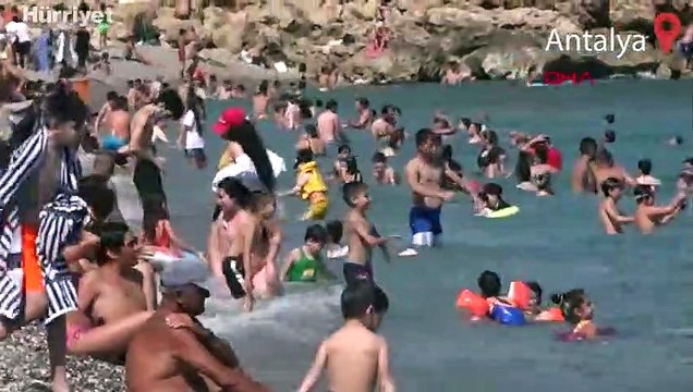 Sıcaklığın 35 dereceyi bulmasıyla Konyaaltı Sahili, hıncahınç doldu