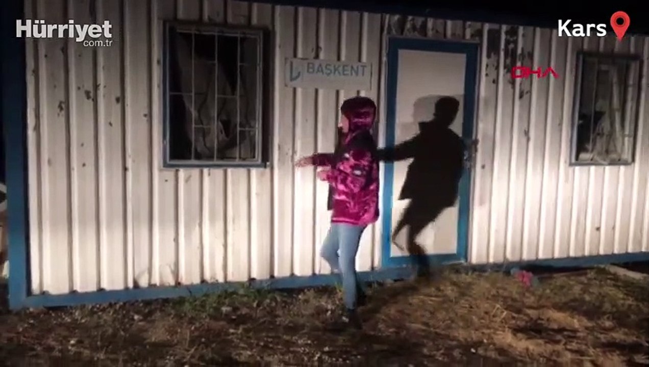 Kars'ta ayılar ziyafet sırasında kameraya yakalandı