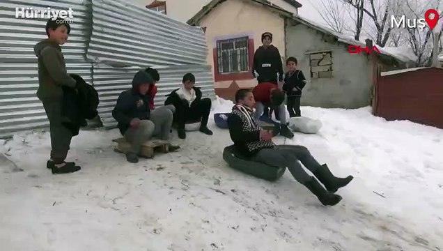 Çocuklar karın keyfini poşet ve plastik bidonlarla kayarak çıkarıyorlar
