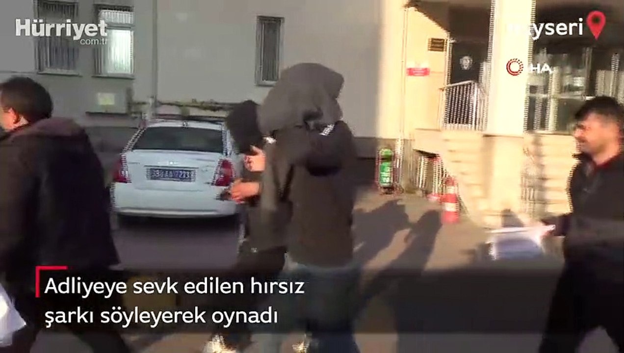 Adliyeye sevk edilen hırsız şarkı söyleyerek oynadı