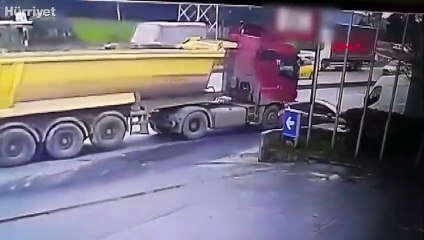 Sultangazi'de hafriyat kamyonu çarptığı otomobili böyle sürükledi