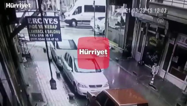 Kaldırımda yürürken dehşeti yaşattı! Kapkaç anı kamerada