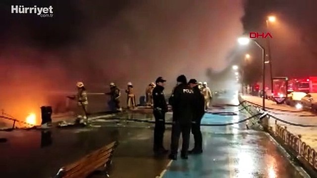 Bebek Sahili'nde demirli 2 tekne alev alev yanıyor