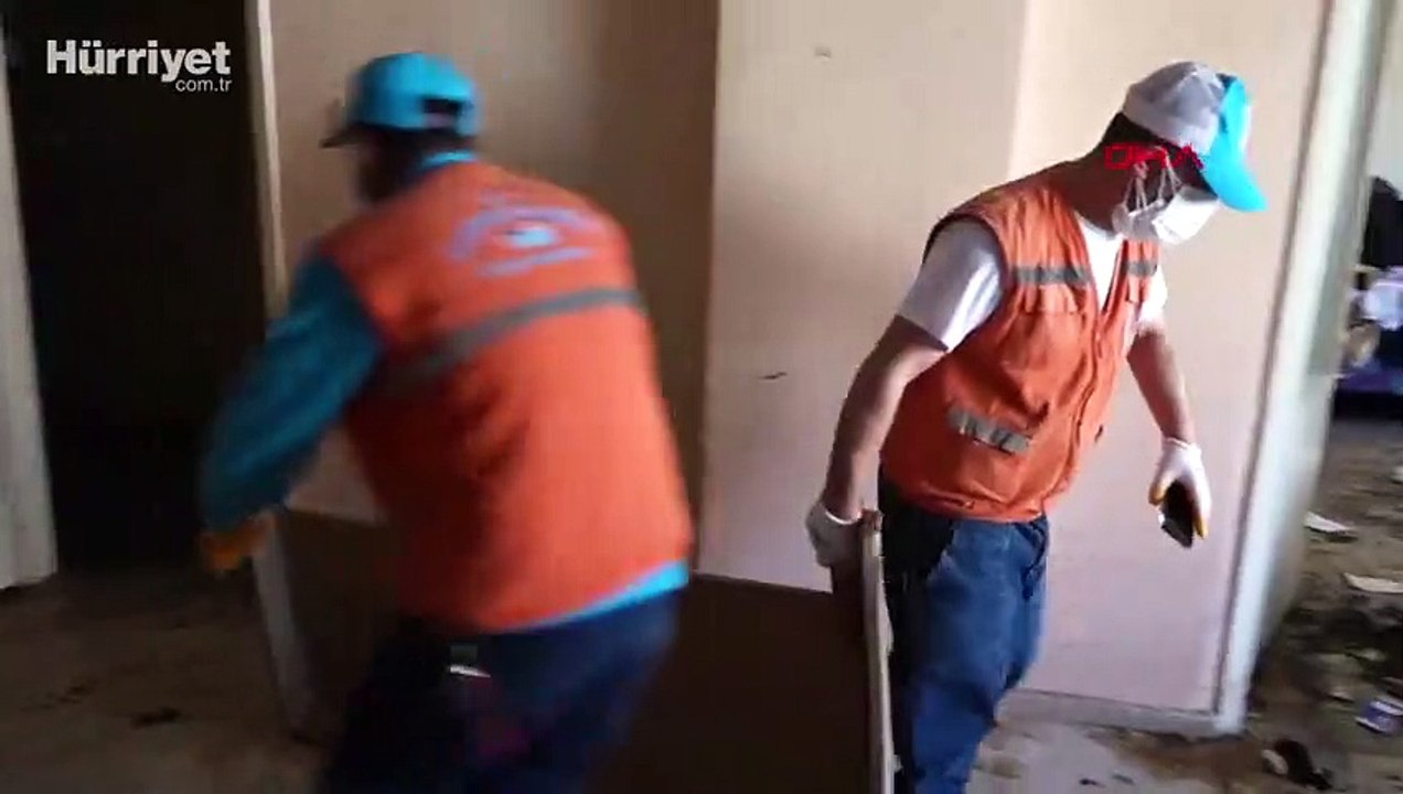 Kuşadası'nda yaşlı adamın yaşadığı evden 6 kamyon çöp çıktı