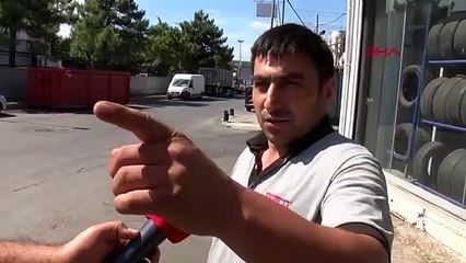 Hızla iki yayanın arasından teğet geçen otomobil kaza yaptı o anlar kamerada