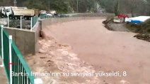 Bartın Irmağı'nın su seviyesi yükseldi, 8 köye ulaşımı sağlayan köprü kapatıldı