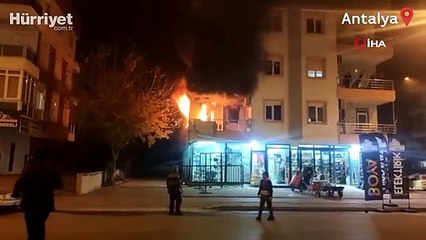 Antalya’da 3 katlı apartmanda yangın paniği