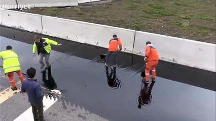 Devrilen zift yüklü tanker ulaşamı aksattı