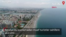 Antalya'da kısıtlamadan muaf turistler sahillere akın etti