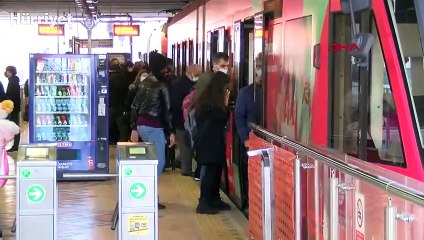 Fatih'te tramvay durağında 'otomobil' şaşkınlığı
