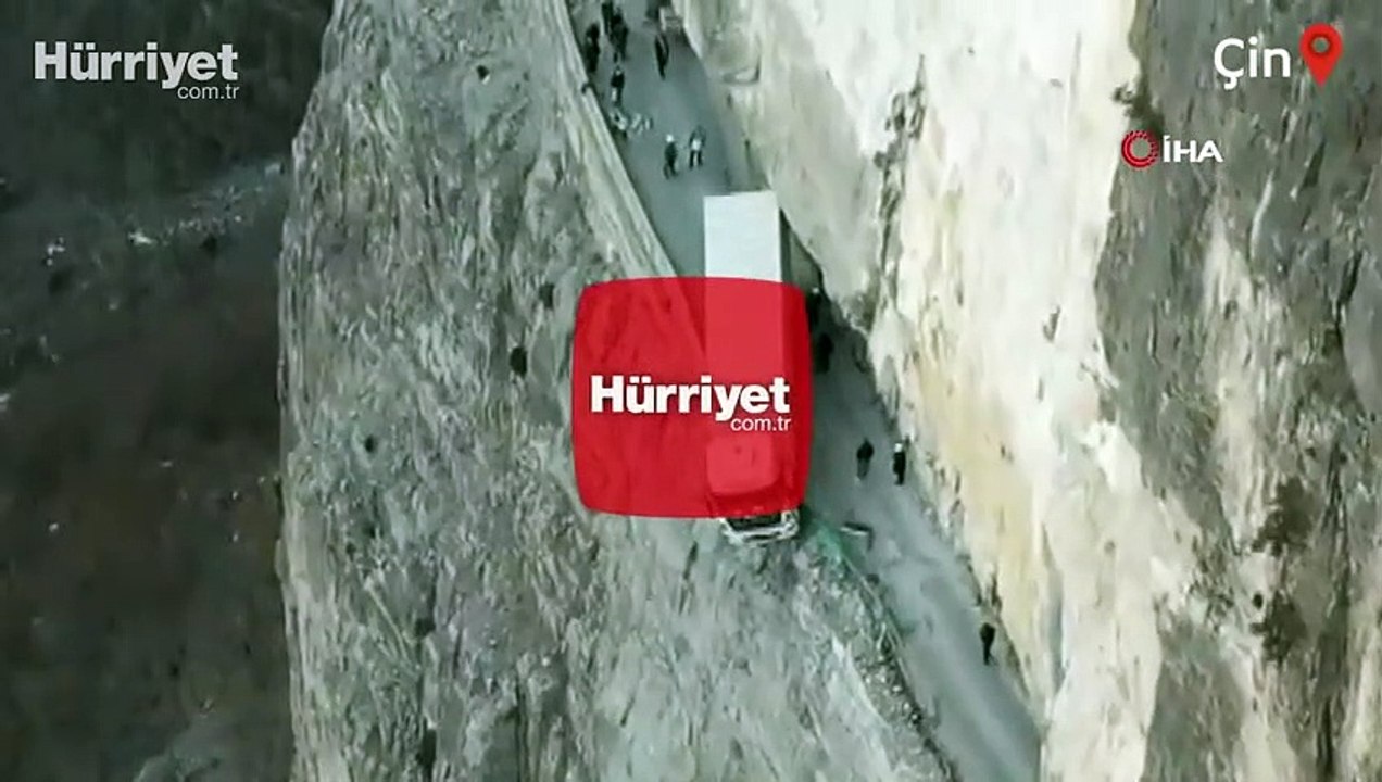 Kamyon uçurumun kenarında asılı kaldı