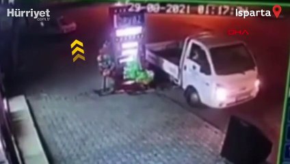 Freni boşalan otomobili kendilerini siper ederek durdurdular