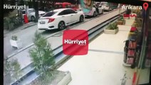 Ankara'da otomobilin üzerine ağaç böyle devrildi