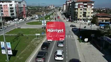 Polisleri fark edince yanındakiyle yer değiştirdi! Trafikte 'pes' dedirten görüntü