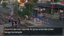 Arjantin'de tren rayında iki grup arasında çıkan kavga kamerada