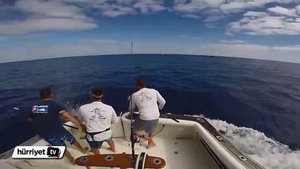 Kılıç balığını tekneye çekerken ölümden döndü