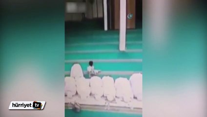 Hırsız secdeye giden kadınların çantalarını çaldı