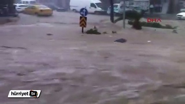 İzmir’de vatandaşın sel sularına kapıldığı anlar böyle görüntülendi